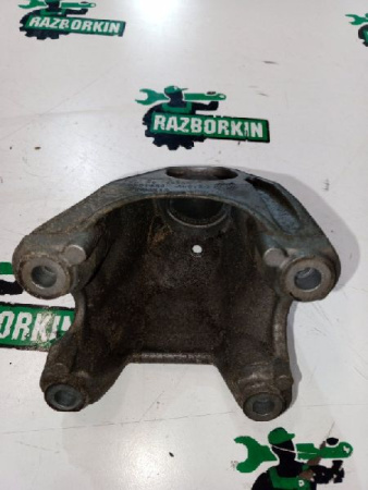 Volkswagen / Touareg / Кронштейн двигателя