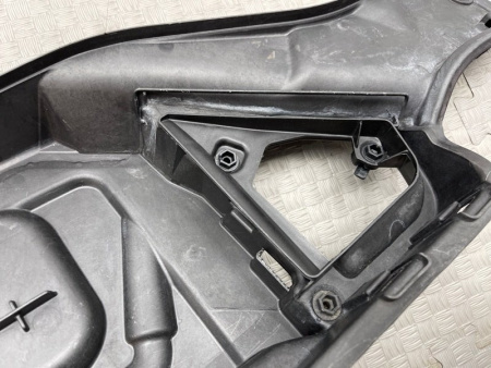 BMW / M6 / Корпус воздушного фильтра