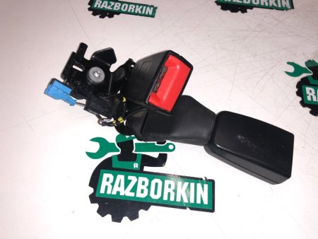 Mercedes-Benz / GLC 250d 4-matic / Замок ремня безопасности