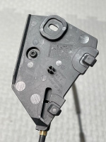 Volkswagen / Touareg / Трос замка капота