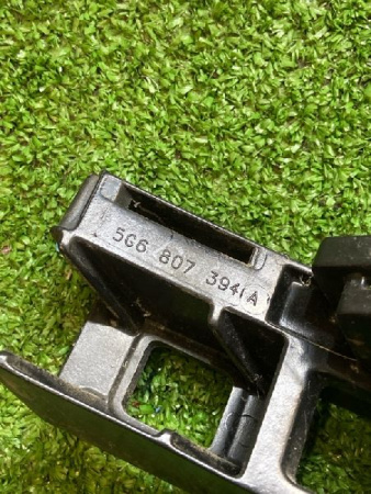 Volkswagen / Golf / Кронштейн бампера