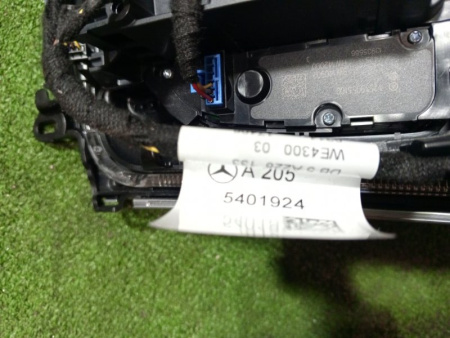 Mercedes-Benz / GLC 250d 4-matic / Накладка консоли с блоком климата