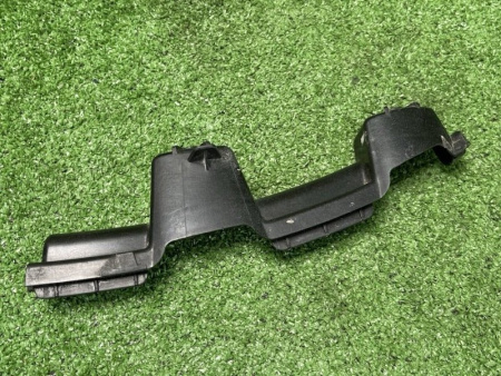 Audi / A8 / Направляющая бампера