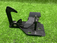 Audi / Q7 / Крюк замка капота