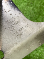 Audi / Q7 / Кронштейн крыла