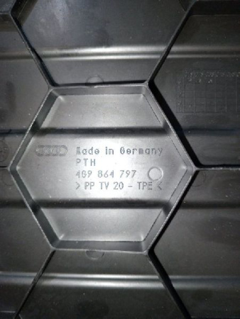 Audi / A6 / Накладка пола багажника