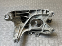 Audi / A6 / Кронштейн двигателя