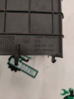 Audi / Q3 / Корпус АКБ