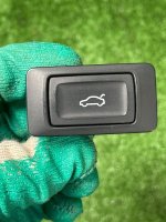 Audi / A6 / Кнопка крышки багажника