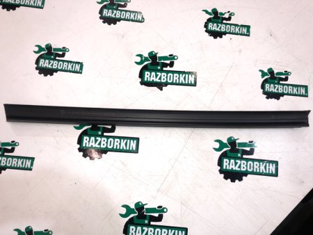 Mercedes-Benz / E-Class / Уплотнитель стекла двери