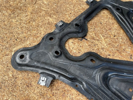 Audi / SQ8 / распорка подрамника