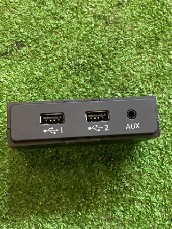 Разъем USB и AUX