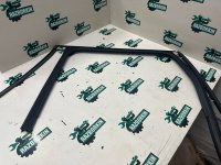 Volkswagen / Touareg / Направляющая стекла двери