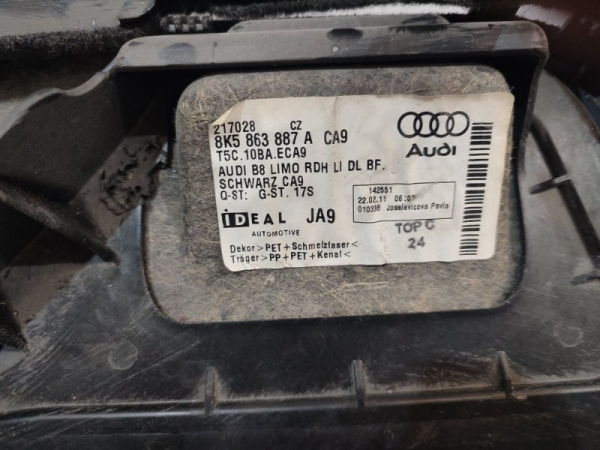Audi / A4 / Обшивка багажника