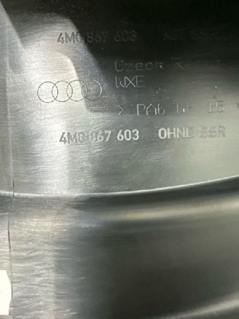 Audi / Q7 / Солнце защитная шторка заднего стекла