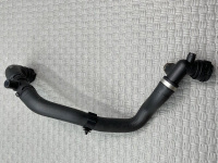 Audi / A4 / Патрубок радиатора