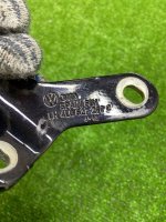 Audi / Q7 / Петля крышки багажника