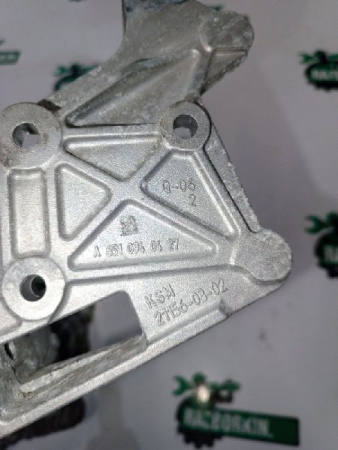 Mercedes-Benz / GLC 250d 4-matic / Кронштейн воздушного фильтра