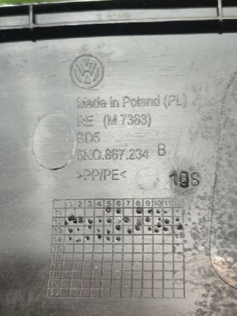 Volkswagen / Tiguan / Накладка стойки