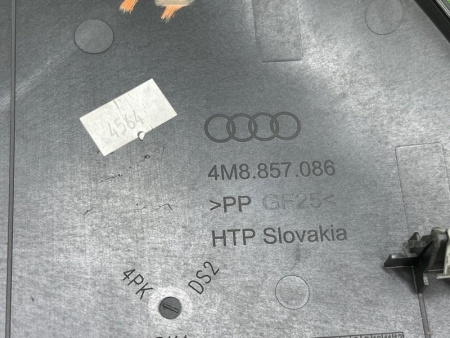 Audi / Q8 / накладка торпедо