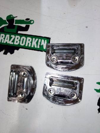 Volkswagen / Touareg / Ручка коврика багажника