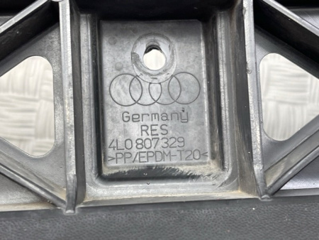 Audi / Q7 / Кронштейн бампера