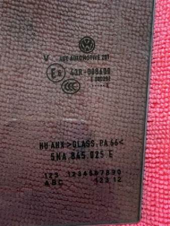 Volkswagen / Tiguan / Стекло двери