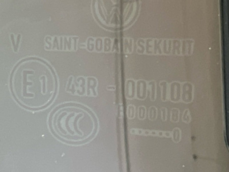 Volkswagen / Golf / Стекло двери