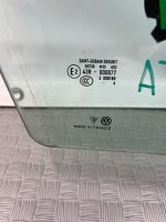 Volkswagen / Touareg / Стекло двери