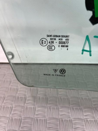 Volkswagen / Touareg / Стекло двери