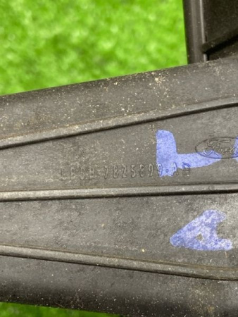 Ford / EXPLORER / Направляющая стекла двери