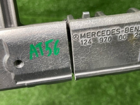 Mercedes-Benz / E-Class / Замок подголовника