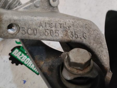 Volkswagen / Tiguan / Кулак поворотный