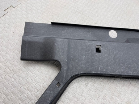 Mercedes-Benz / 300E / Обшивка багажника