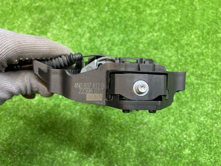 Audi / Q8 / Кронштейн ручки двери