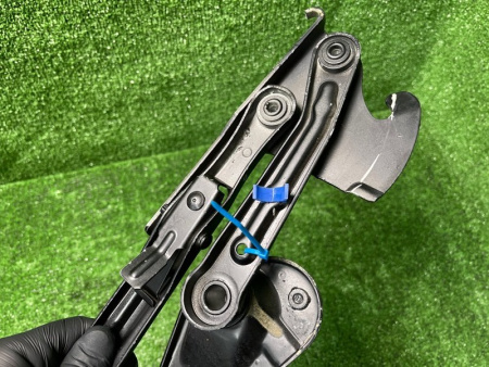 Mercedes-Benz / 300E / Петля капота