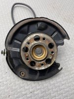 Mercedes-Benz / 190e / Кулак поворотный