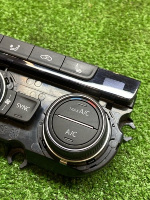 Volkswagen / Golf / Монитор и блок климата