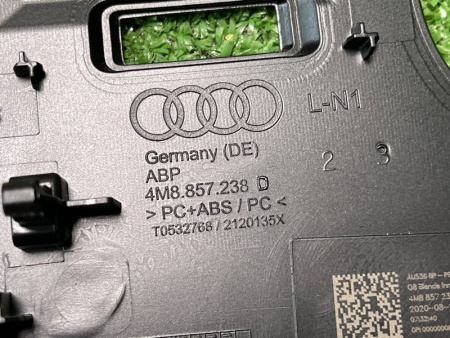 Audi / SQ8 / Декоративная накладка торпедо