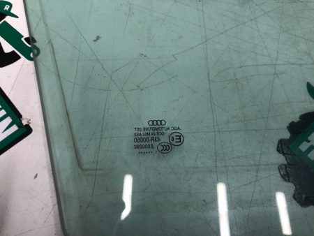 Audi / Q5 / Стекло двери