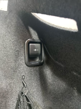 BMW / X1 / Обшивка багажника