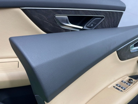 Audi / Q8 / Обшивка двери