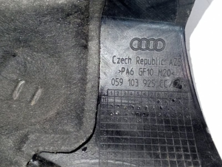 Audi / A6 / Декоративная крышка двигателя
