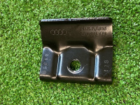 Audi / A6 / Зажим акб