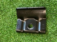 Audi / A6 / Зажим акб