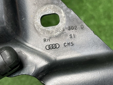 Audi / A8l / Петля капота