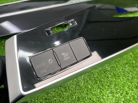 Audi / Q8 / Декоративная накладка торпедо