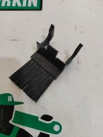 Porsche / Cayenne / Щетка петли багажника