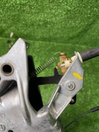 Mercedes-Benz / 300E / Педаль тормоза