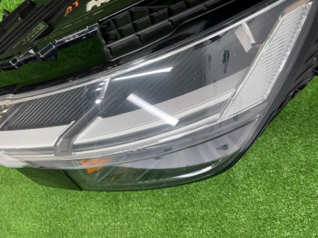 Audi / Q8 / Фара